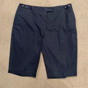 Dress barn women’s black capris w pockets size 16